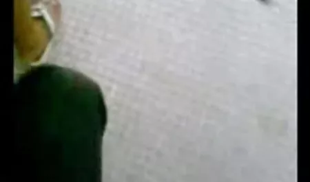 Menggoda pelacur di stoking mencintai nentot sedarah untuk mendapatkan menabrak